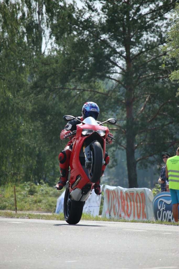 Mastering Superbike Track Days: Essential Tips, Techniques, and Safety Guidelines 1