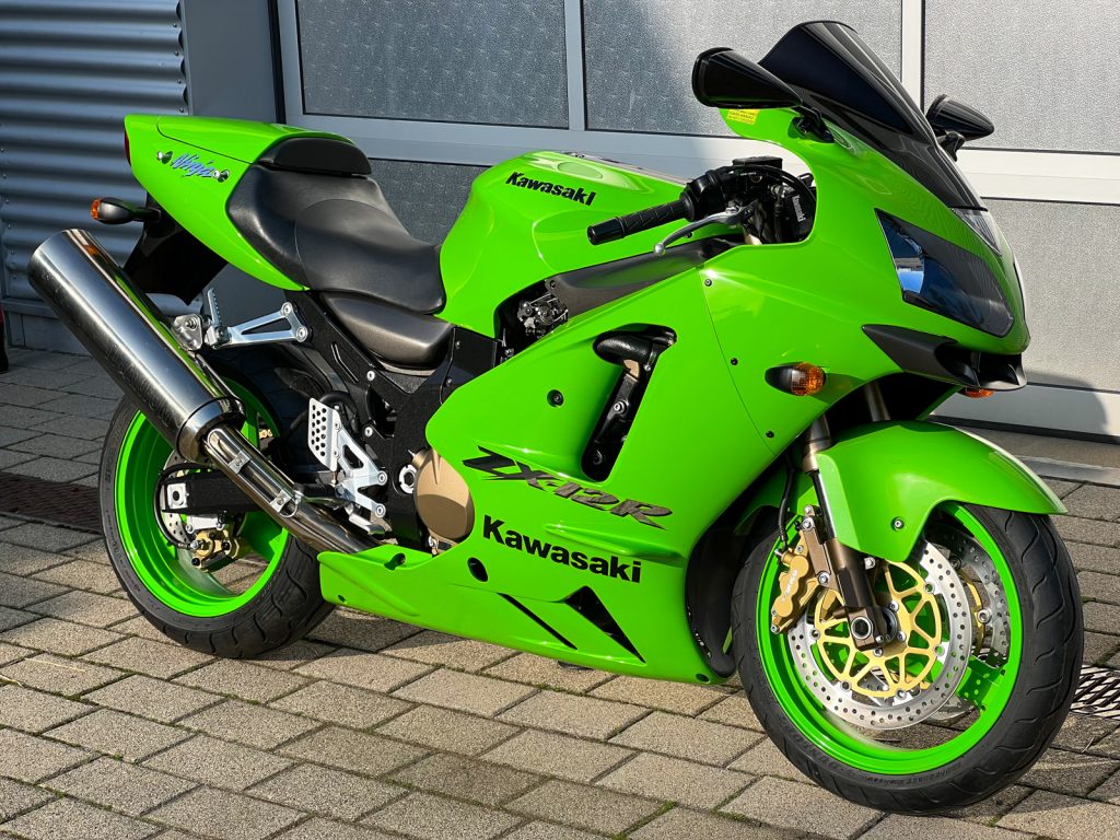 Top 10 Bargain Superbikes from the 2000s (2025 UK Guide) 34 Kawasaki ZX-12R (2000–2005)